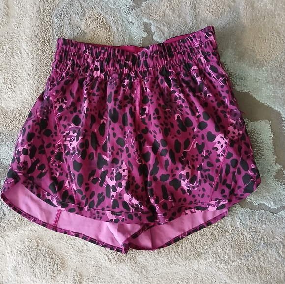 Lululemon Track That Mid-Rise Lined Short 5" - Picture 2 of 7